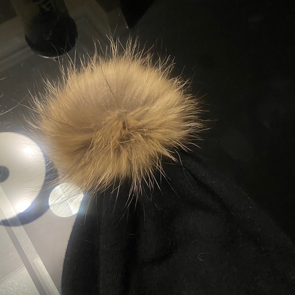 How knitted hat is detached - Picture 6 of 7